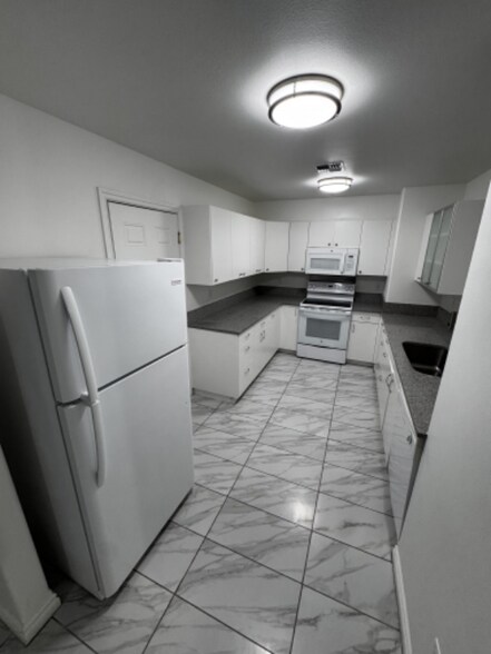 Building Photo - 421 E St NE