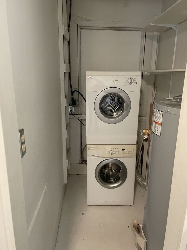 Building Photo - Excellent 3 Bedroom Home Minutes from Down...