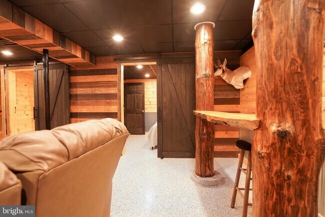 Building Photo - 371 Green Tree Dr