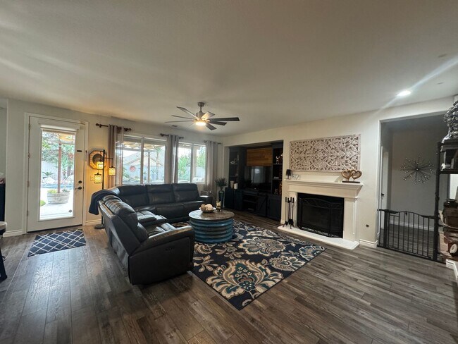 Building Photo - Beautiful 5 Bedroom, 3 Bath Home + Loft in Quail Lake, Clovis, CA