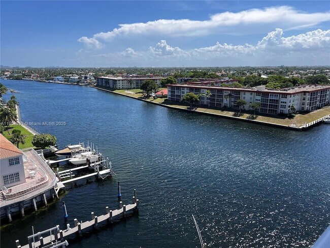 Building Photo - 1160 Hillsboro Mile Unit 901