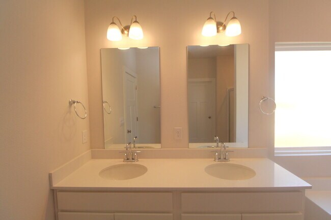 Building Photo - Modern 4BR Home in Reserve at Brookhaven with Quartz Kitchen, Smart Home Features & Open Floor Plan
