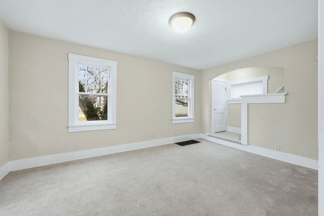 Building Photo - Updated 3-Bedroom Home with New Kitchen & Carpet