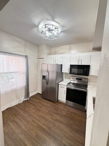 Kitchen - 1096 Woodshire Ln