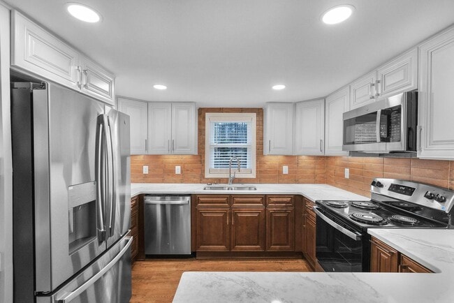 Building Photo - Renovated House on Corner Lot!