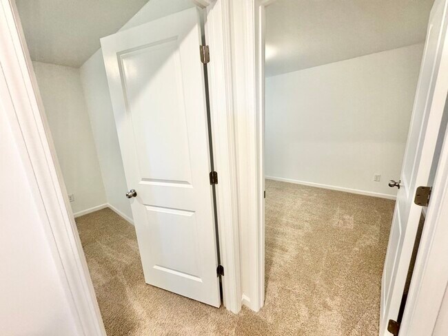 Building Photo - On quiet, dead end Street 3 bedroom 2 1/2 bath townhome