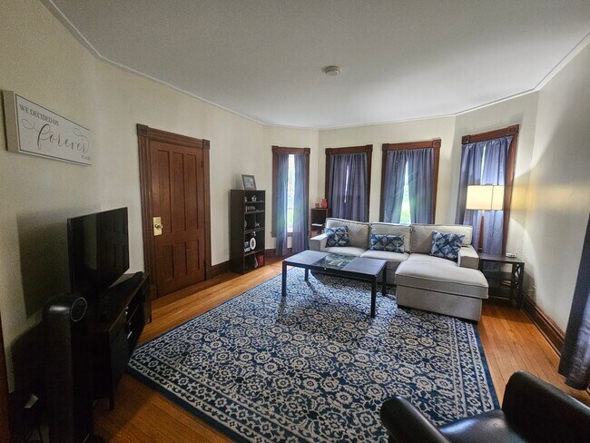 Primary Photo - 1416 Farmington Ave