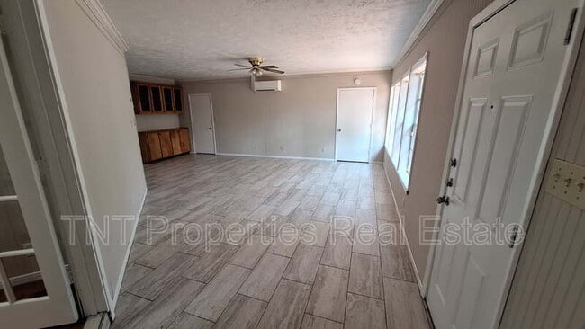 Building Photo - 201 Elm Ave