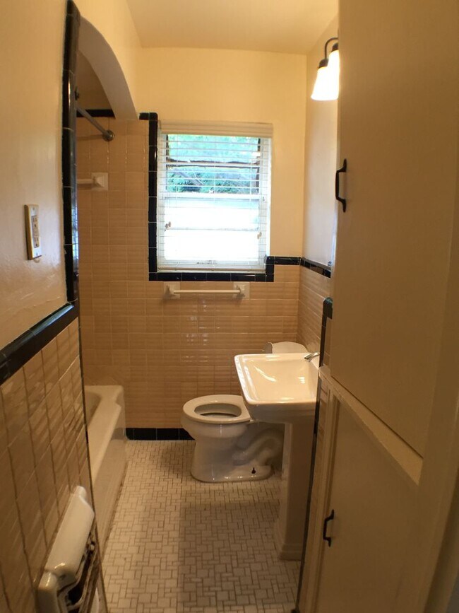 Building Photo - 205-207 Tennant