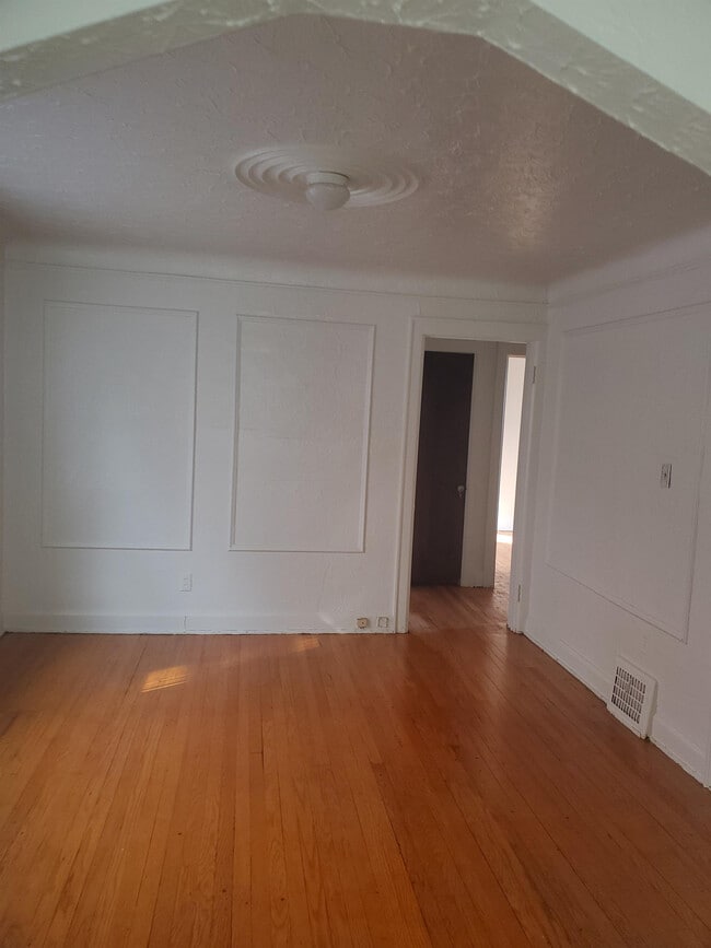 Building Photo - 8544 Cloverlawn Ave