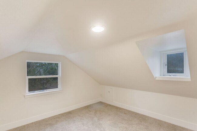 Building Photo - Spacious 2BR Home with Loft, Warehouse & Private River Access Mulino, OR