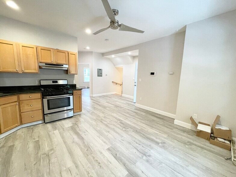 Building Photo - 170 Bolton St