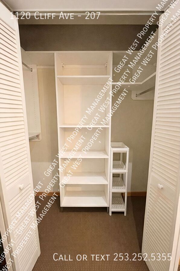 Building Photo - 1120 E Cliff Ave