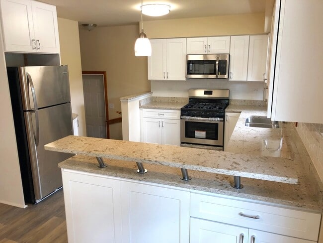 Building Photo - Updated 3Bed/2Bath Home For Rent Brookfield! 2 Car Attached Garage