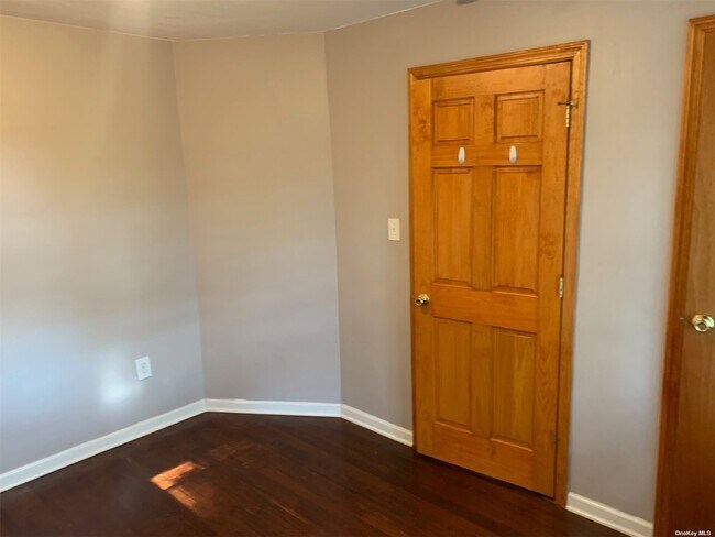 Building Photo - 571 Mineola Ave