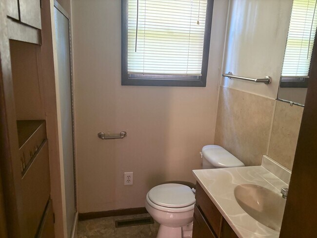 Building Photo - Beautiful 3 bedroom 2 bathroom