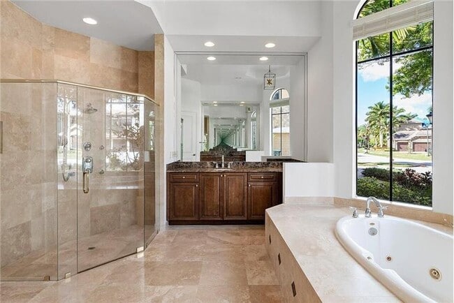 Building Photo - 10546 Versailles Blvd