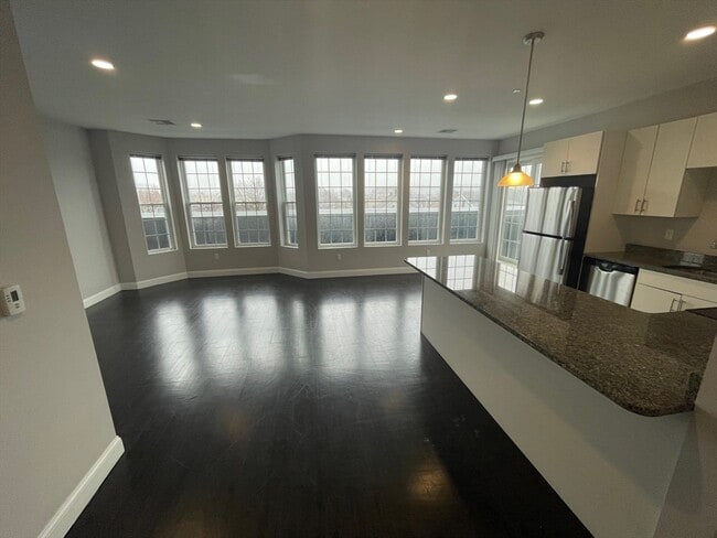 Building Photo - 431 River St