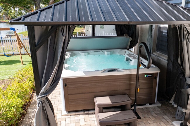 Building Photo - 533 SE 21st Ave