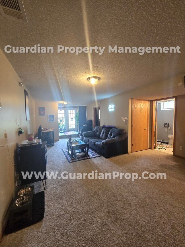 Building Photo - Available now! Spacious Brooklyn Center Home