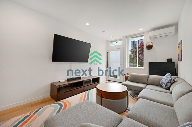 Building Photo - Spacious 3-Bedroom Townhouse in Seattle's Vibrant Heart – 2 Full Baths & 1508 Sq Ft of Comfort!