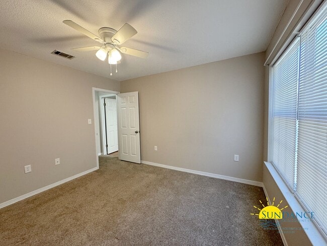 Building Photo - Charming 1BR Townhouse with Community Pool...