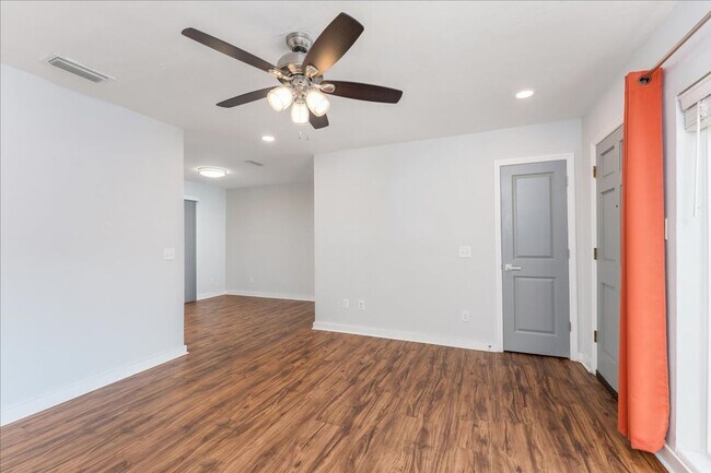 Building Photo - 3 Bed / 2 Bath in Levy Park