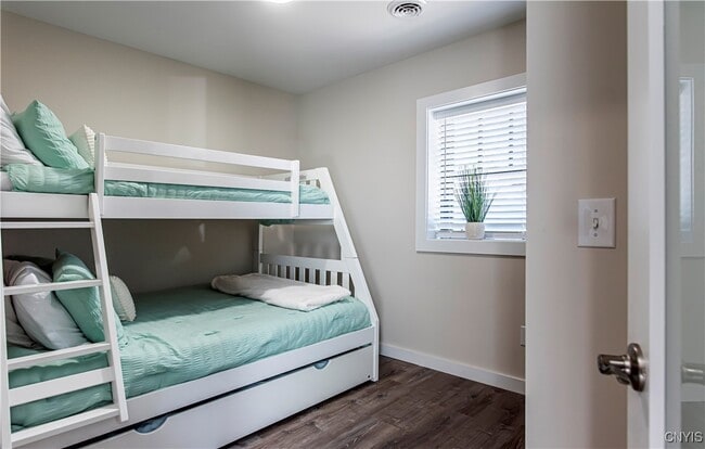 Building Photo - 1014 Main St