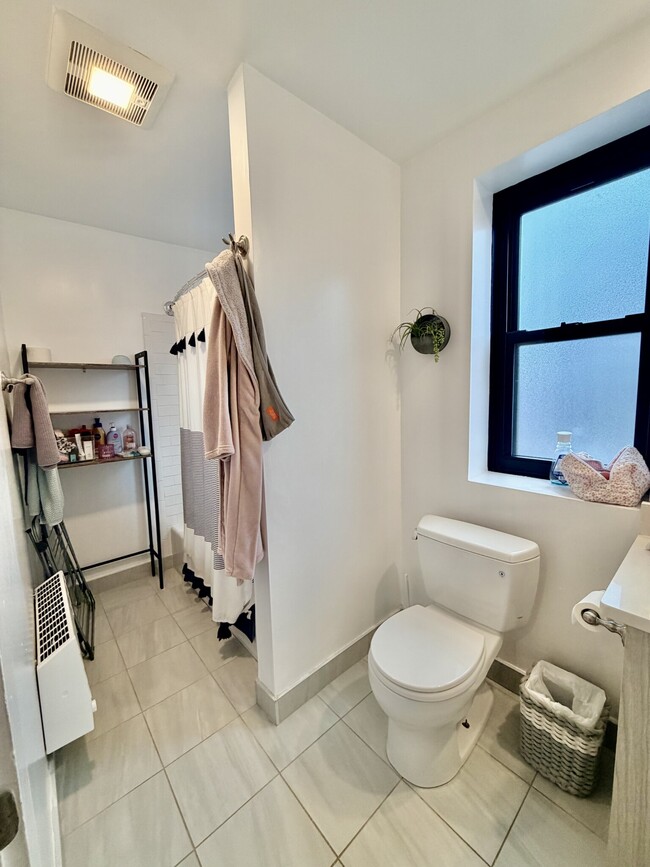 Building Photo - 829-833 Beacon Unit 5D