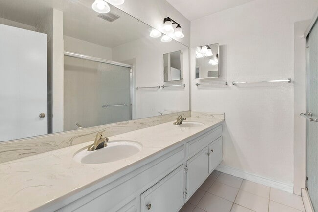 Building Photo - 1063 Las Rosas Ct