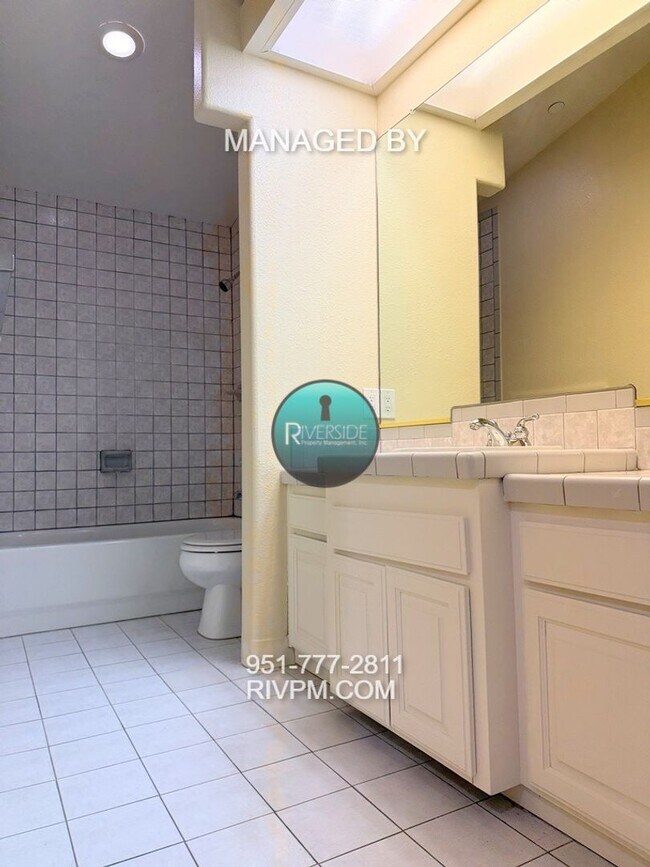 Building Photo - Single story large corner lot home in Jurupa Valley ready for move-in!