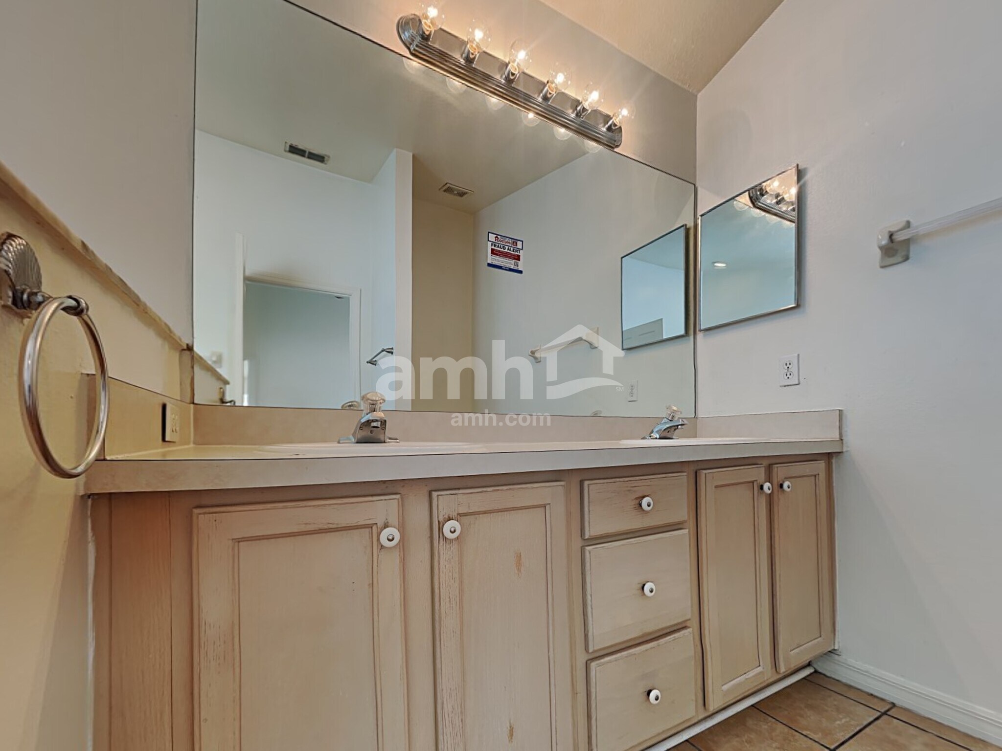 Building Photo - 1144 Jaybee Ave