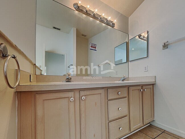 Building Photo - 1144 Jaybee Avenue