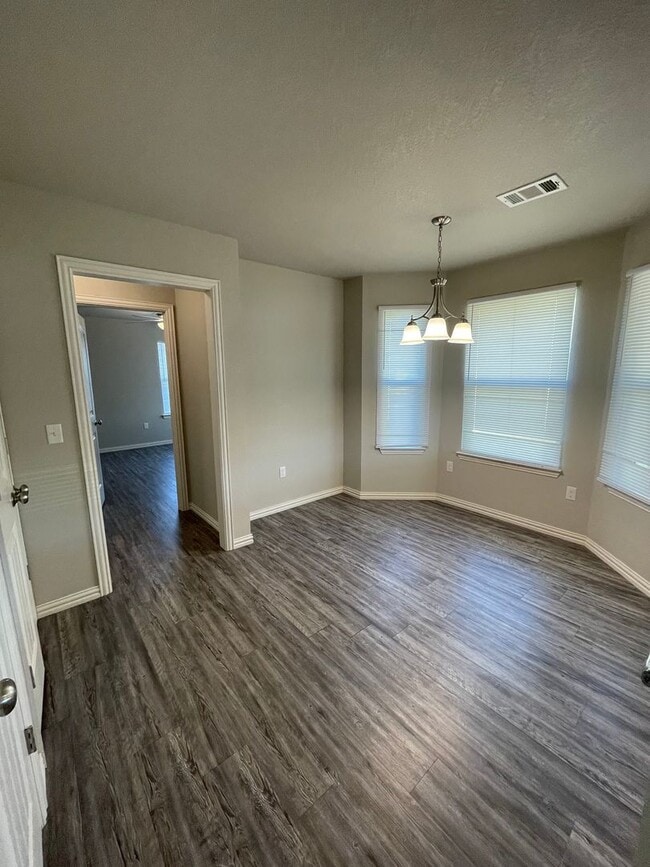 Building Photo - Close to school/Neighborhood surrounded by...