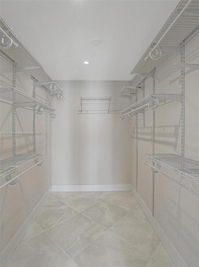 Building Photo - 7425 Silver Woods Ct