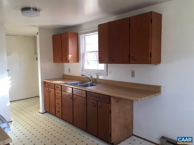 Building Photo - 1705 Cedar Hill Rd