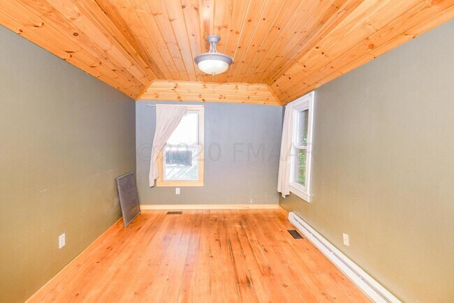 Building Photo - APPLICATION PENDING -- Gorgeous and spacio...