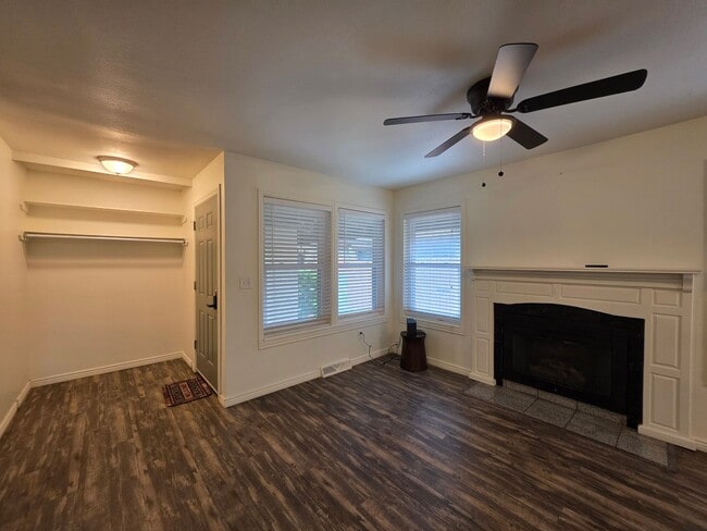 Building Photo - Massive 5 Bedroom Townhouse in Aurora
