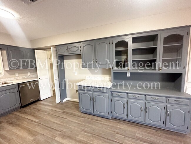 Building Photo - 801 S Wood St