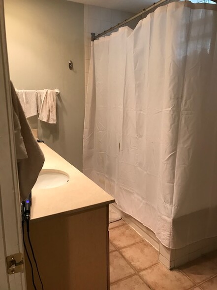 Building Photo - 3216 N Racine Ave