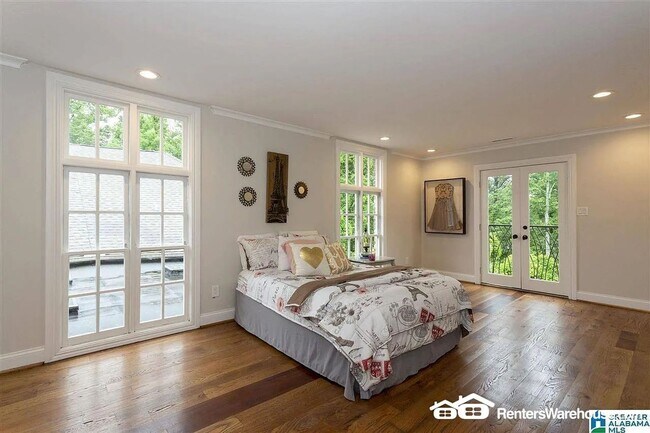 Building Photo - Remarkable 5 bedroom 6 bathroom estate loaded with charm