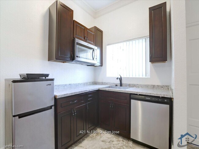 Building Photo - 421 N 13th St