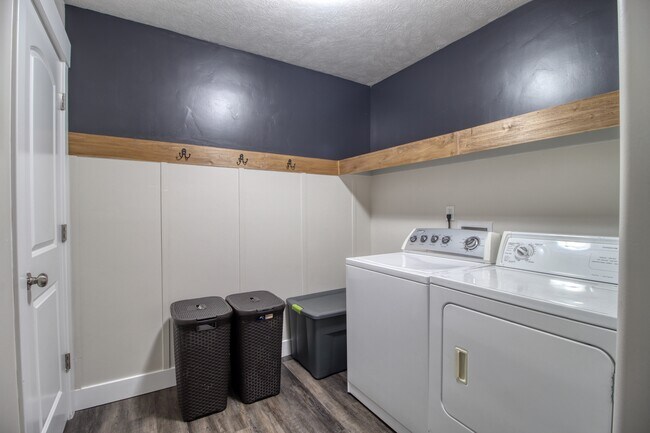 Building Photo - 8636 N Cypress Alley