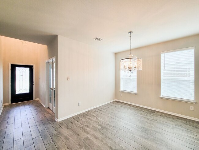 Building Photo - Live comfortably in this stunning Lake Rid...