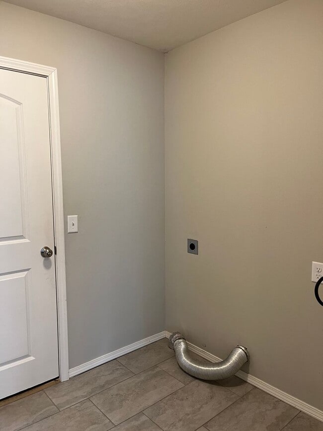 Building Photo - 4 bedroom, 2 bathroom, and a 3 car garage ...