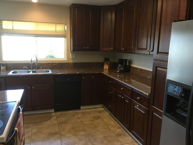 Building Photo - 3 Bedroom Condo - End Unit For Lease