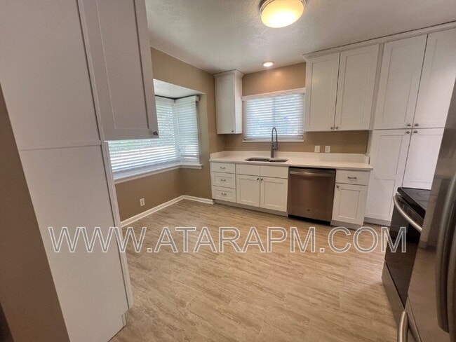 Building Photo - 871 Foothill Dr