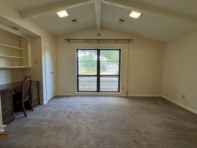 Building Photo - Beautiful Central Waco Home