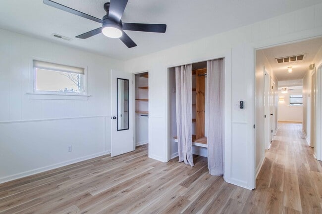 Building Photo - Close to Hike/Bike Path