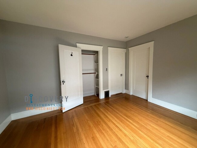 Building Photo - Lakeshore Craftsman with Detached Cottage and Versatile Bonus Rooms